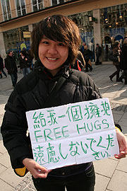 Mal umarmt werden? Am International Hugging Day am 21.03.2009 gab es das auf dem Marienplatz (Foto: MartiN Schmitz